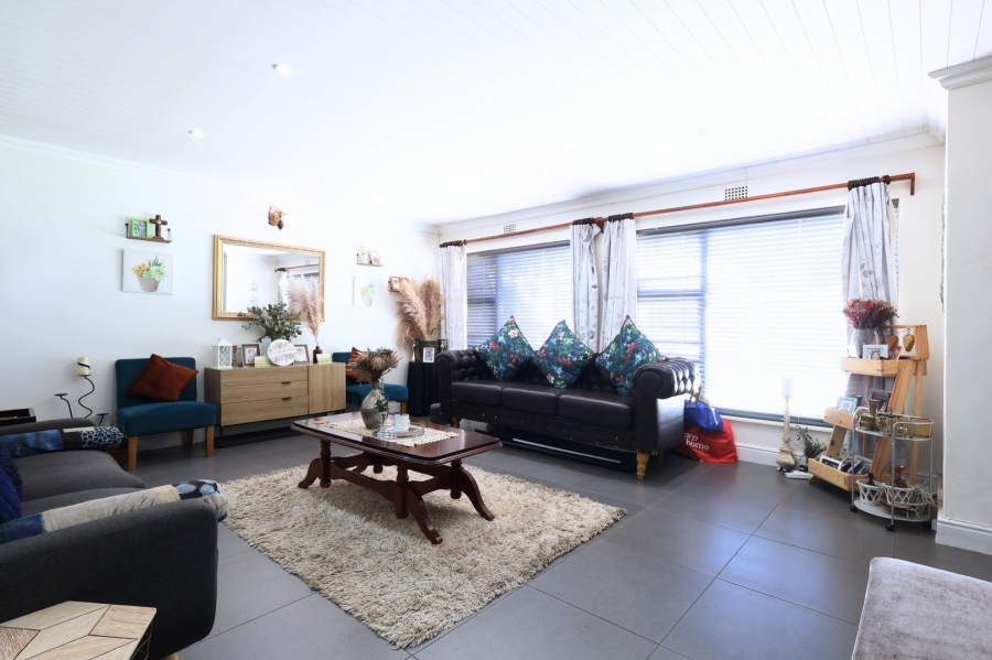 3 Bedroom Property for Sale in Uitsig Western Cape